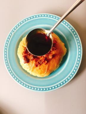 蒸好的继光饼倒入一勺生抽