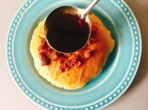 蒸好的继光饼倒入一勺生抽