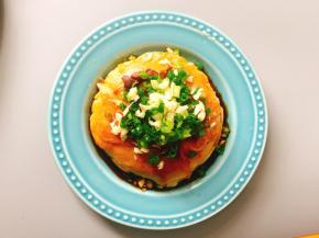 撒上葱花和蒜末