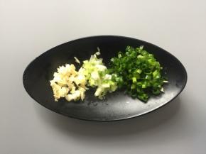 葱蒜切成末备用