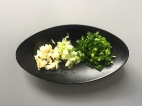 葱蒜切成末备用