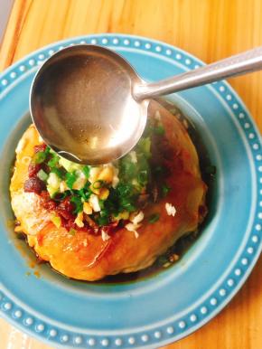 锅中油烧热后，淋上继光饼上