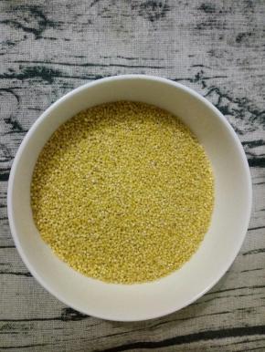 150g小米简单清洗，然后浸泡10分钟！