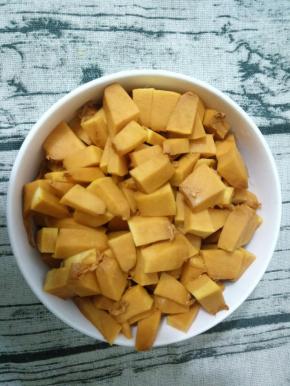 泡小米的时候把南瓜处理了！把南瓜去皮去瓤，切成小块！