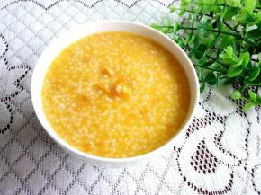 把小米放锅里煮，水开之后中火煮20分钟左右小米略开花之后加南瓜块继续中火煮十几分钟，然后倒入南瓜泥，小火熬煮，一边煮一边搅拌，使得南瓜泥和小米混合均匀，也防止糊锅！煮差不多十分钟左右就可以了！盛出来吃！喜欢甜的可以加一些白糖或者冰糖，减肥人士就不要加了啊！