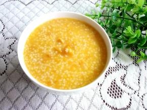 把小米放锅里煮，水开之后中火煮20分钟左右小米略开花之后加南瓜块继续中火煮十几分钟，然后倒入南瓜泥，小火熬煮，一边煮一边搅拌，使得南瓜泥和小米混合均匀，也防止糊锅！煮差不多十分钟左右就可以了！盛出来吃！喜欢甜的可以加一些白糖或者冰糖，减肥人士就不要加了啊！