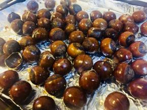 烤好的板栗被刀划过的地方会陆续裂开口，用刷子蘸取蜂蜜水在开口上刷几道，然后适当在栗子壳上刷一些蜂蜜水