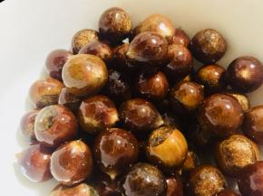 然后倒适量植物油，翻拌均匀