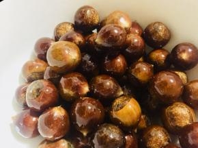 然后倒适量植物油，翻拌均匀