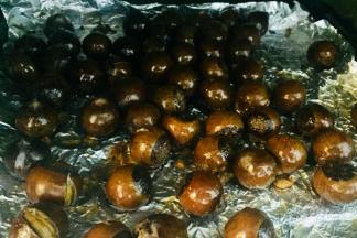 刷好的栗子再送入烤箱200度5-10分钟即可。