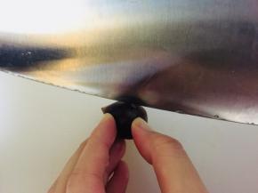 用刀在板栗表面划开一道口子，依次把所有的板栗划好