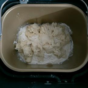 主面团材料除黄油外，全部放入面包机，发酵好的中种面团撕成小块一起放入，揉成光滑的面团