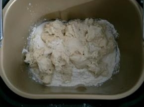 主面团材料除黄油外，全部放入面包机，发酵好的中种面团撕成小块一起放入，揉成光滑的面团