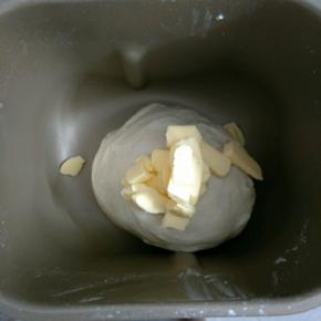 加入软化的黄油揉到可以拉出不易破裂的薄膜阶段