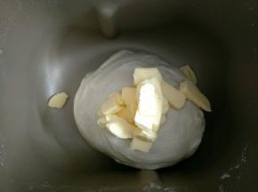 加入软化的黄油揉到可以拉出不易破裂的薄膜阶段