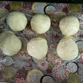 平均分成六份滚圆，盖住保鲜膜松弛15分钟