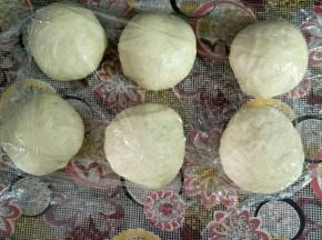 平均分成六份滚圆，盖住保鲜膜松弛15分钟