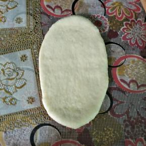 取一个面团擀长