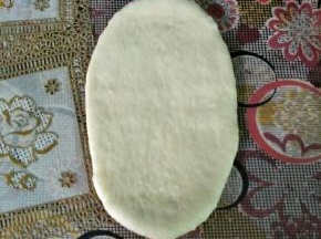 取一个面团擀长