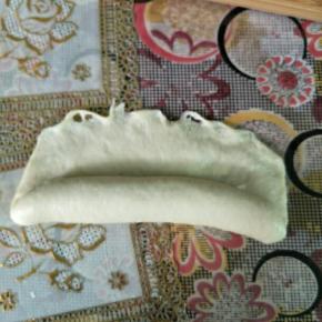 翻面横着卷起，捏紧收口