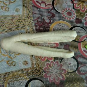 稍微搓长一点，从中间切开一分为二，一头不要切断