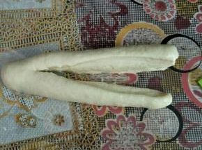 稍微搓长一点，从中间切开一分为二，一头不要切断