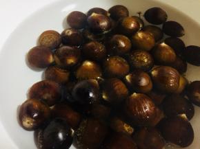 放入水中，搓洗干净，然后捞出擦干水分