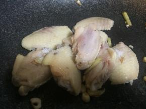 然后下鸡翅中，加少许盐，翻炒均匀