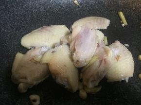 然后下鸡翅中，加少许盐，翻炒均匀