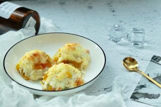 观察下饭团表面，直至表面的奶酪融化凝结，有深浅不一的色差，即可取出