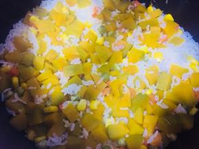 煮好的米饭，极其清香，打开盖子适当降温。