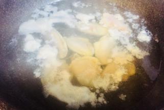 鸡翅中热水绰浮沫，然后捞出洗净备用，葱姜蒜切好。