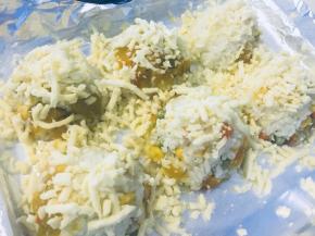 表面撒足量的马苏里拉芝士碎，送入烤箱中层，200度5-10分钟