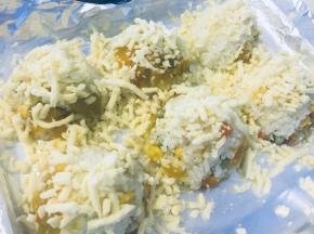 表面撒足量的马苏里拉芝士碎，送入烤箱中层，200度5-10分钟