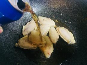 倒入适量可乐，老抽，大火煮开