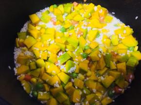 倒入去皮后切成小块的南瓜，翻拌均匀。加盖，然后选择五谷饭模式