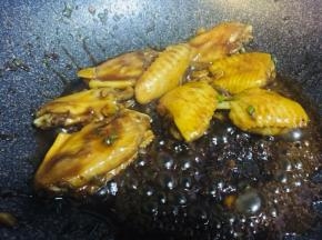 等汤汁变少，加少许鸡粉、葱花，翻炒收汁