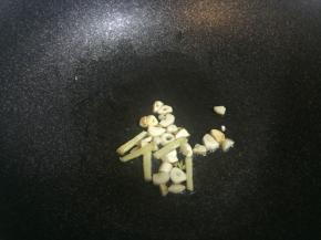 热锅倒油，油热后下葱姜蒜爆锅