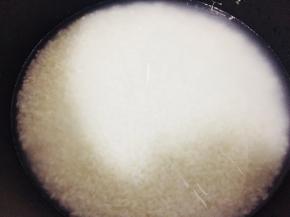 大米洗净，倒入电饭煲中