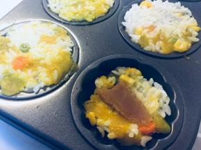 找个喜欢的模具，形状不限。我用了玛德琳模具，模具中先填入一勺饭压实，然后放入一块豆沙或其它你喜欢的馅料，也可以不加，直接装满米饭