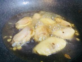 然后中火加盖子炖七八分钟