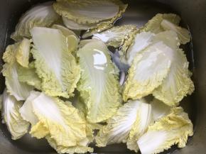 小白菜用清水泡泡洗洗