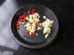 大蒜小米椒切碎备好