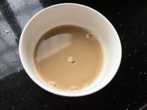 用一个碗，放淀粉陈醋，清水调汁儿待用