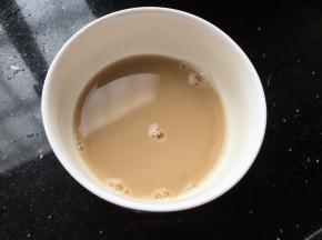 用一个碗，放淀粉陈醋，清水调汁儿待用