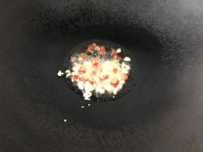 炒锅烧热后放油炒香大蒜小米椒出香味