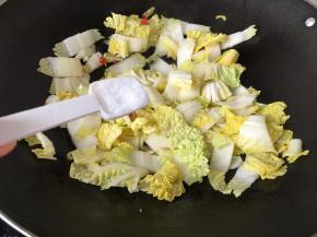 稍微翻均匀一下，因为有白菜梆子所以要稍微焖一会儿