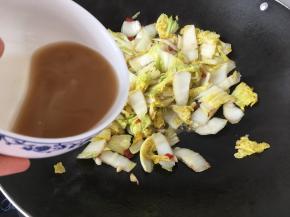 用勾兑好的汁儿沿着锅边倒入马上停火即可