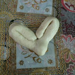 两头往中间折，心形幅度要大点，烤完才比较立体