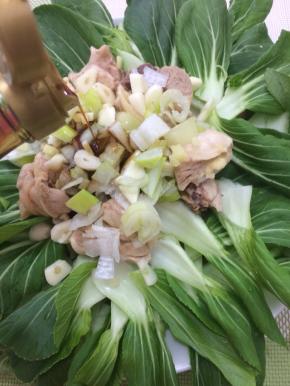 在倒入油和生抽